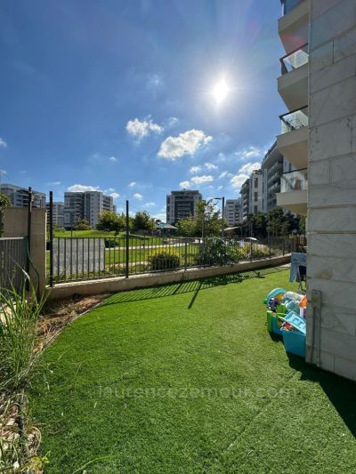 בניין חדש ושכונה חדשה בכפר יונה.