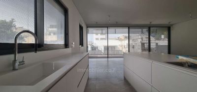Beautiful 5 rooms apartment for rent in a new boutique building with elevator, mamad, parking and storage