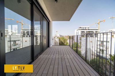 Lindo apartamento de 4 quartos em um prédio novo na zona norte, perto da Praça da Basileia, com varanda e vaga de garagem.