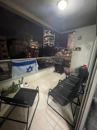 Excelente apartamento de 3 quartos em prédio novo com estacionamento e Mamad, ao lado de Sarona.