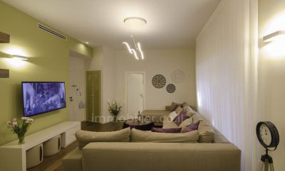 Красивая 3,5-комнатная квартира в здании в стиле баухаус рядом с торговыми центрами Габима и Дизенгоф.