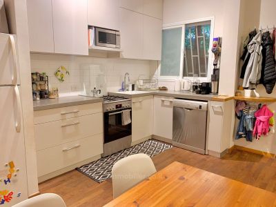 Великолепная отремонтированная 4-комнатная квартира на улице Бар-Кочва недалеко от Бограшова и моря.