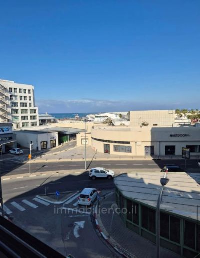 Apartamento de 2,5 habitaciones con vistas al mar en un edificio reformado con ascensor y Miklat