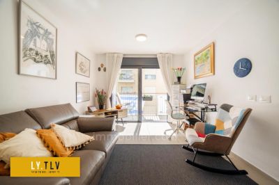 Splendido appartamento di 3 locali con balcone in un nuovo edificio in via Nahalat Binyamin, vicino a Levinski. Parcheggio e cantina.