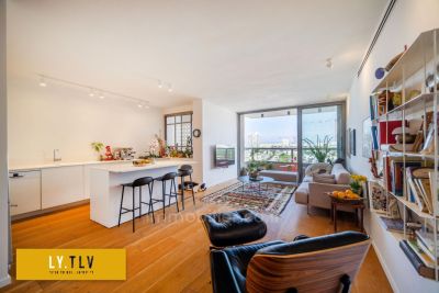 Superb 4-room apartment, architecturally renovated, steps from the park in a building with parking