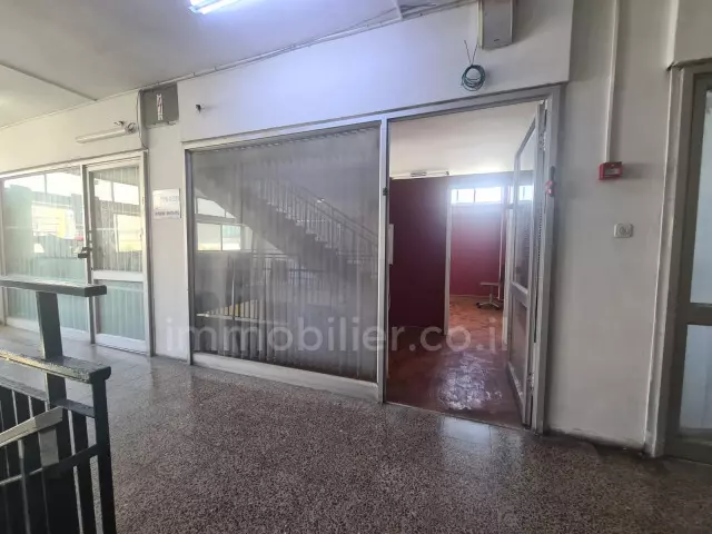 Офисные помещения 1 комнат Netanya Центр города