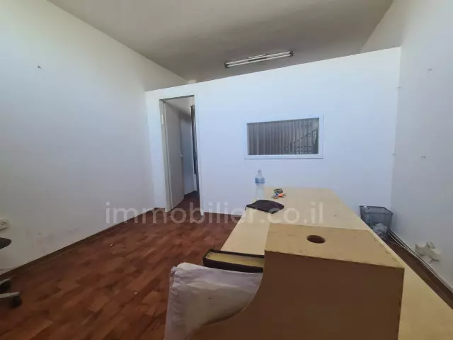 Офисные помещения 1 комнат Netanya Центр города