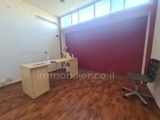 Офисные помещения 1 комнат Netanya Центр города