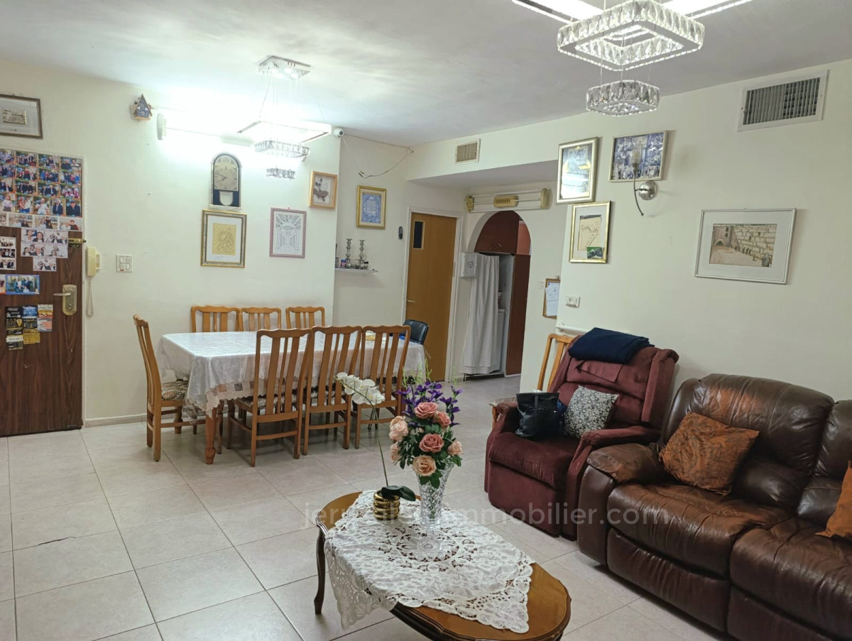 Quartier résidentiel Un appartement familial lumineux à louer au cœur de mekor baruch- jerusalem immobilier 026786595