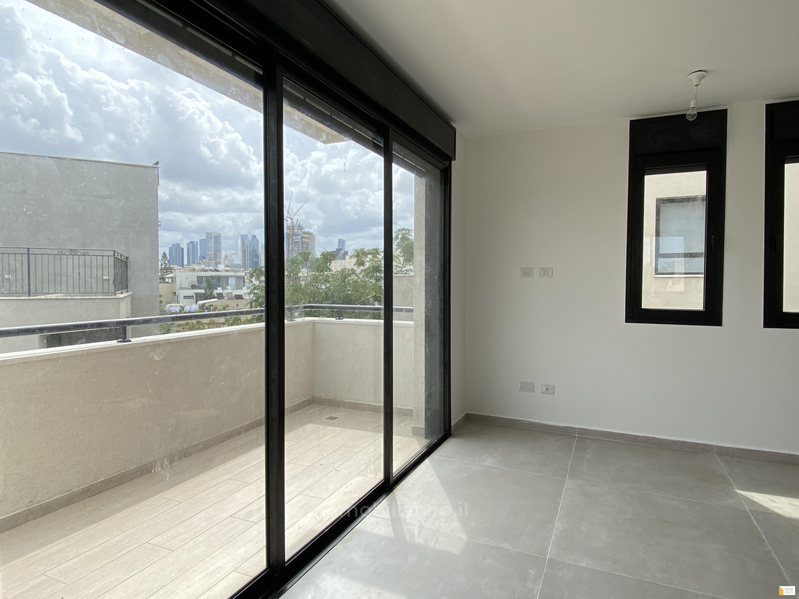 Duplex 4.5 Rooms Tel Aviv Sokolov 232-IBL-3759