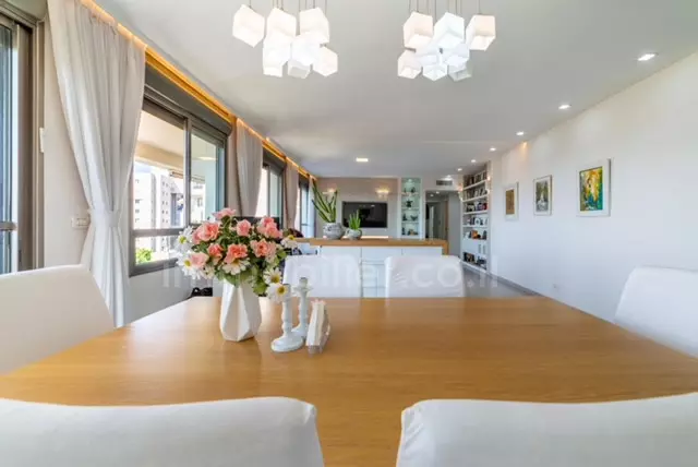 Apartamento 6 cômodos Ramat Asharon Centro da cidade 291-IBL-812