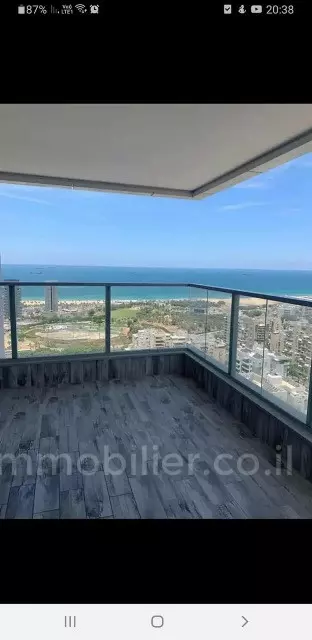 avec terrasse,dans un bel immeuble,Au centre,Bon emplacement,Etage haut avec vue,Luxueux,Proche de la mer,Vue sur la mer,spacieux,Bel appartement,Magnifique