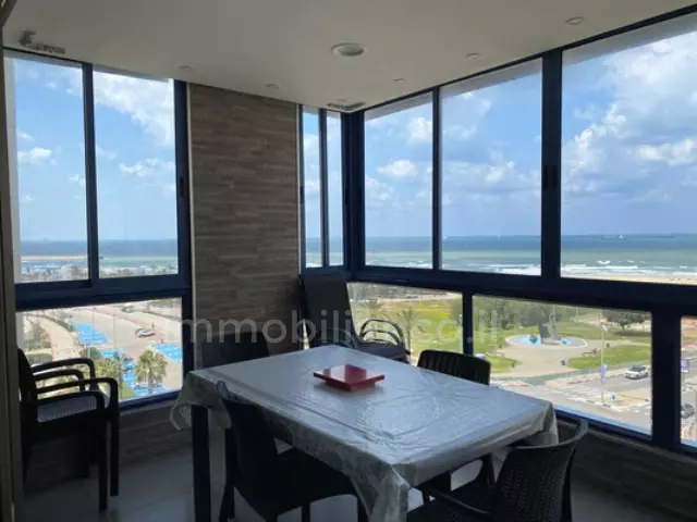 avec terrasse,investi,Au centre,Bon emplacement,Proche de la mer,Vue sur la mer,A ne pas manquer !,bien agencé,clair,spacieux