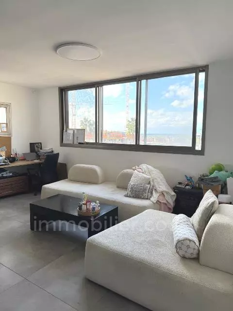 Agréable,Au centre,Bel appartement,Bien agencé,Dans un bel immeuble,Endroit calme,Proche de la mer,spacieux,Vue sur la mer