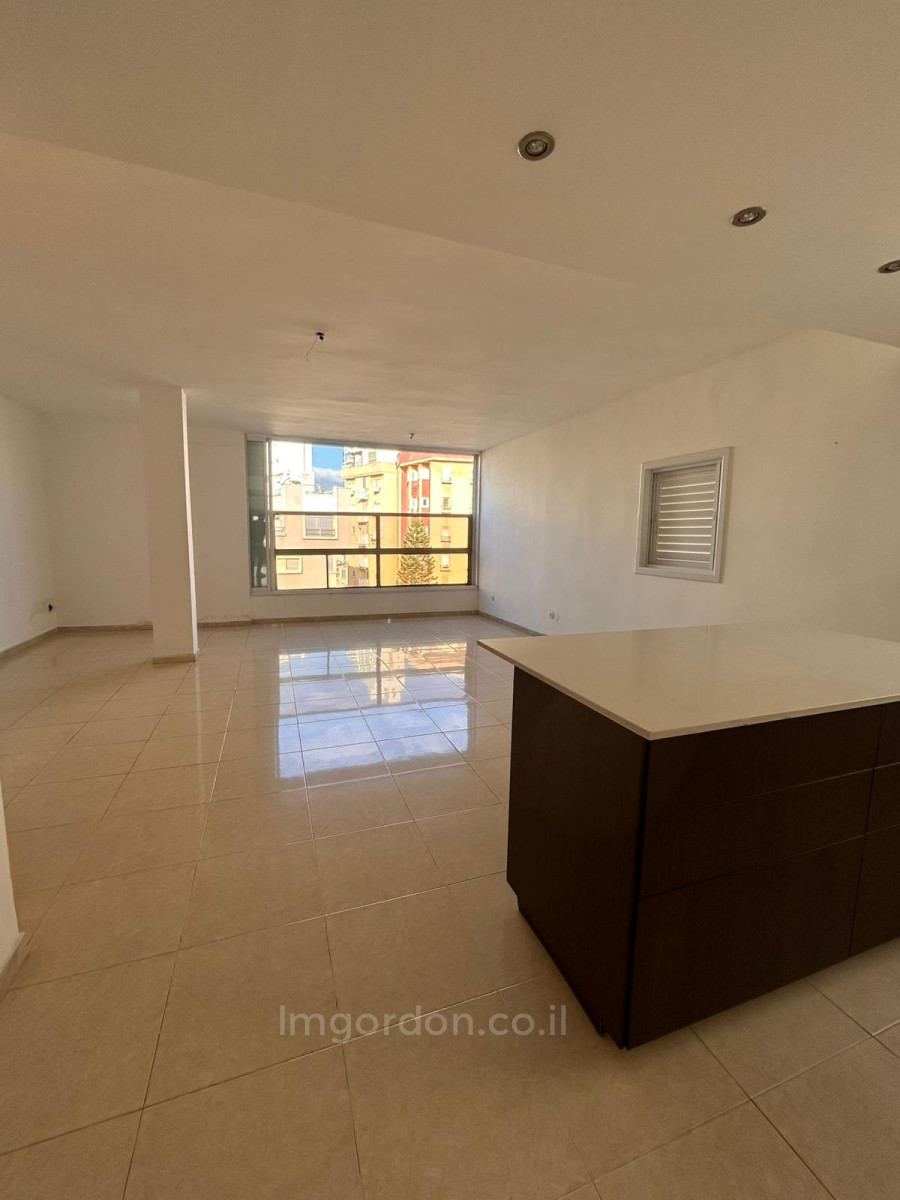 Quartier résidentiel Appartement tres spacieux a deux pas du kikar et de la plage