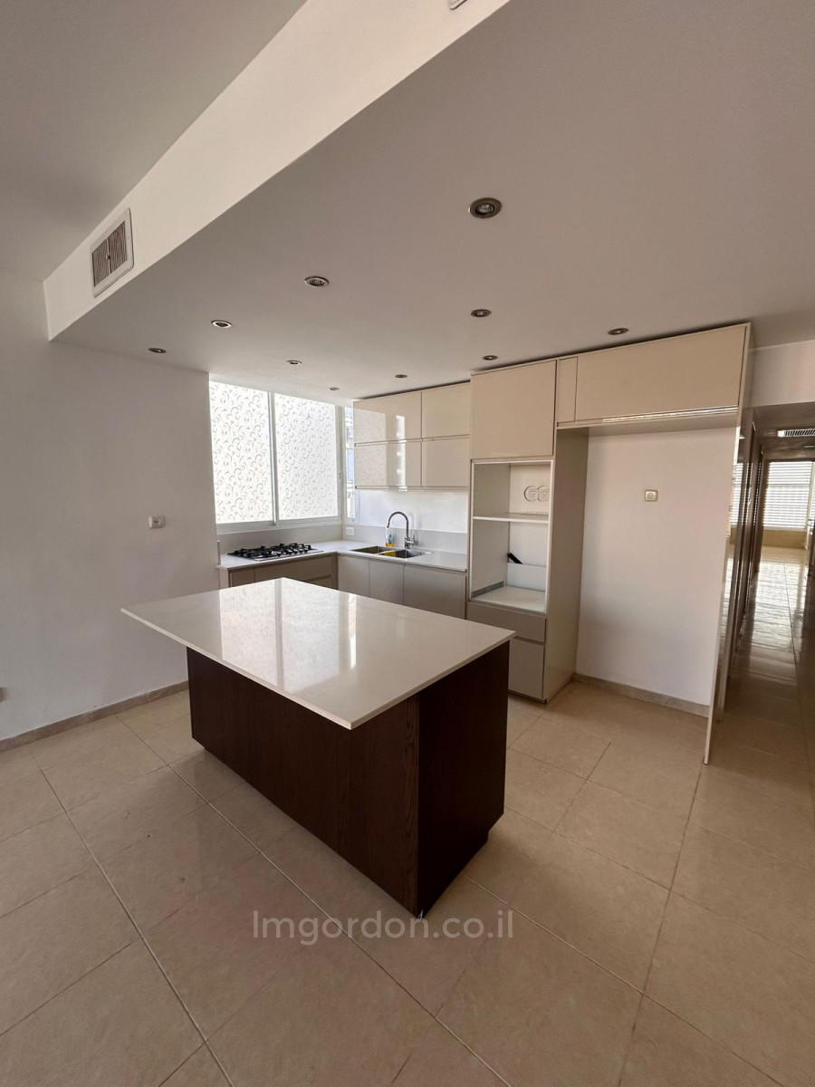 Barrio residencial Appartement tres spacieux a deux pas du kikar et de la plage