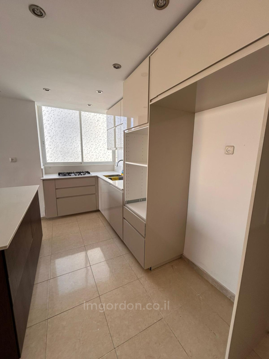 Barrio residencial Appartement tres spacieux a deux pas du kikar et de la plage