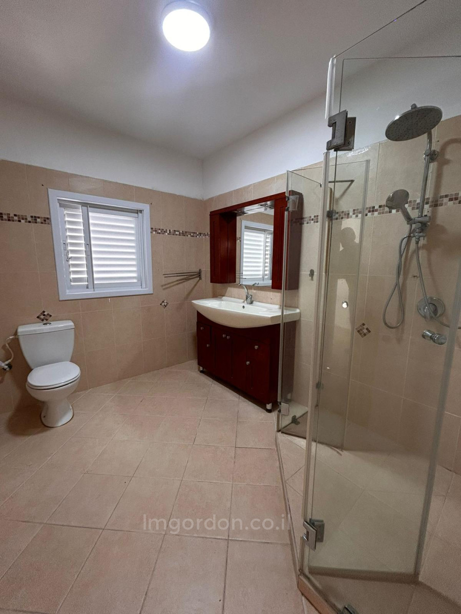 Barrio residencial Appartement tres spacieux a deux pas du kikar et de la plage