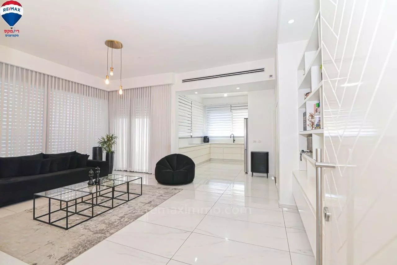 Penthouse 5 rooms Hadera Ha Otssar Area 379-IBL-408