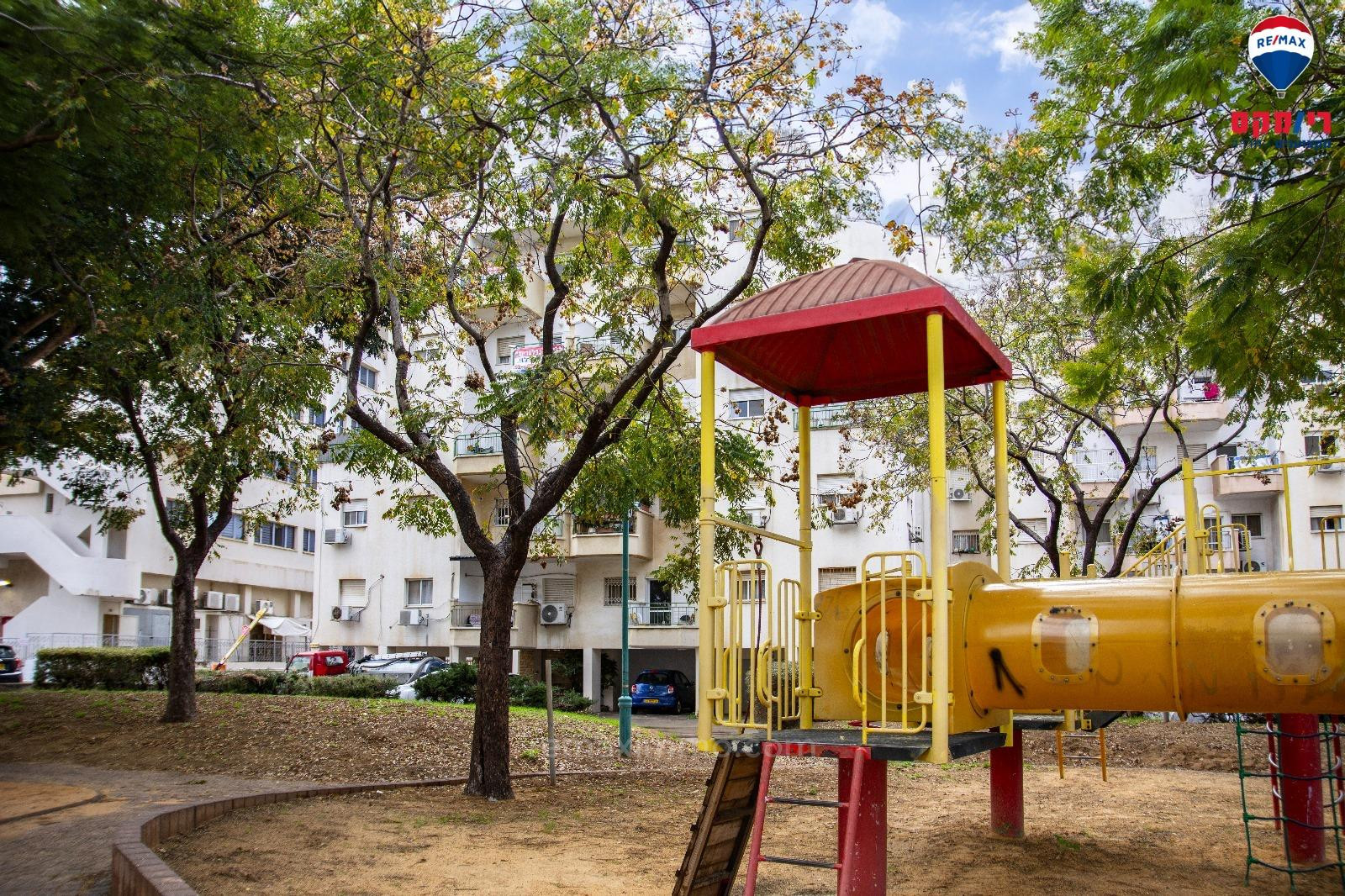 Quartier résidentiel Petit appartement très mignon de 3 pièces en exclusivité au coeur du centre-ville et au calme à hadera !