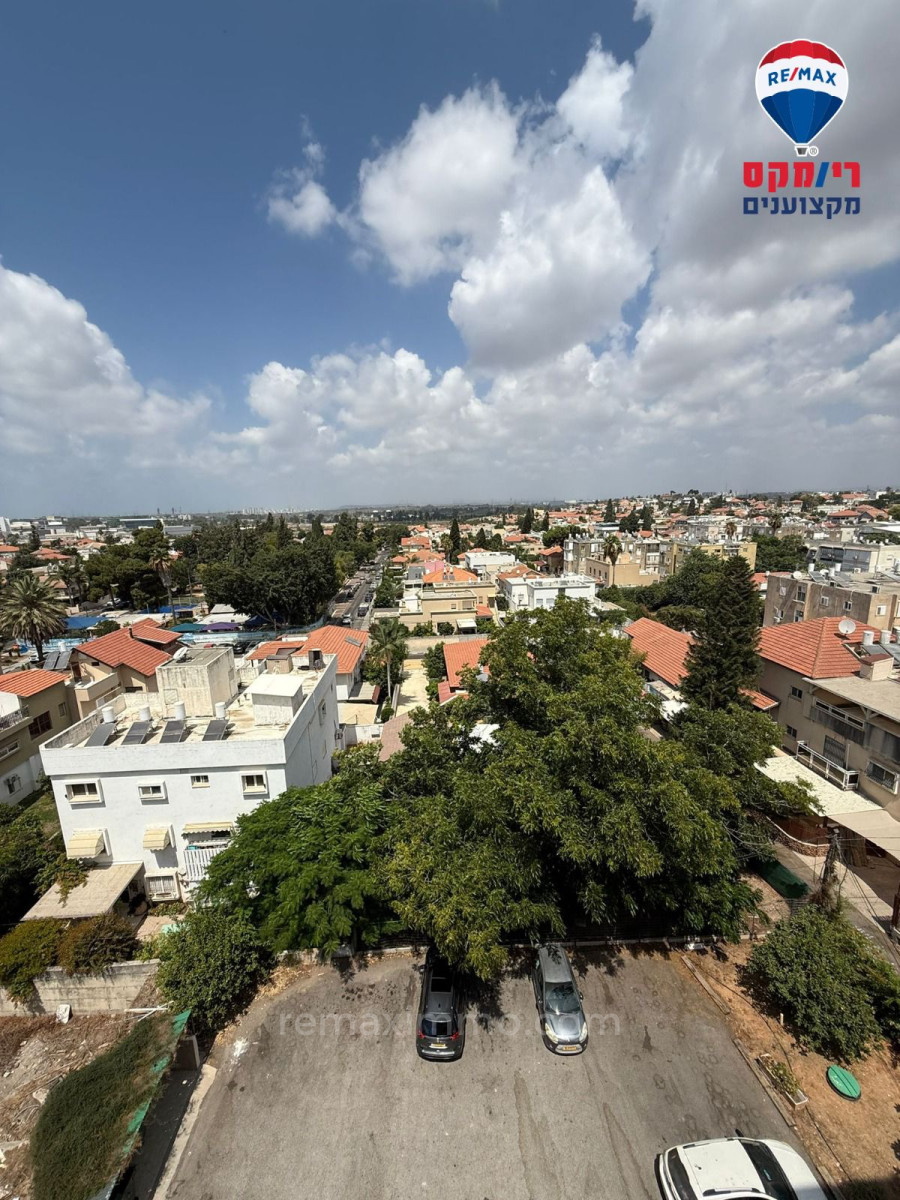 Жилой квартал Coup de fusil un appartement de 4 pieces avec ascenseur et parking au centre ville de hadera