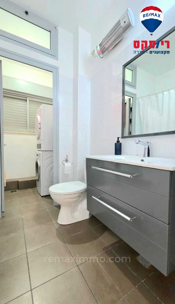 Quartier résidentiel Affaire exceptionnelle ! 
un grand appartement familial de 5 pièces rénové à hadera dans le quartier du park !