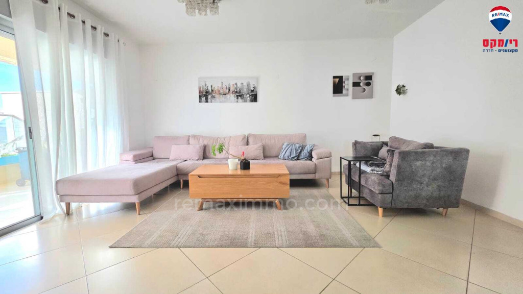 Жилой квартал Affaire exceptionnelle un grand appartement familial de 5 pieces renove a hadera dans le quartier du park