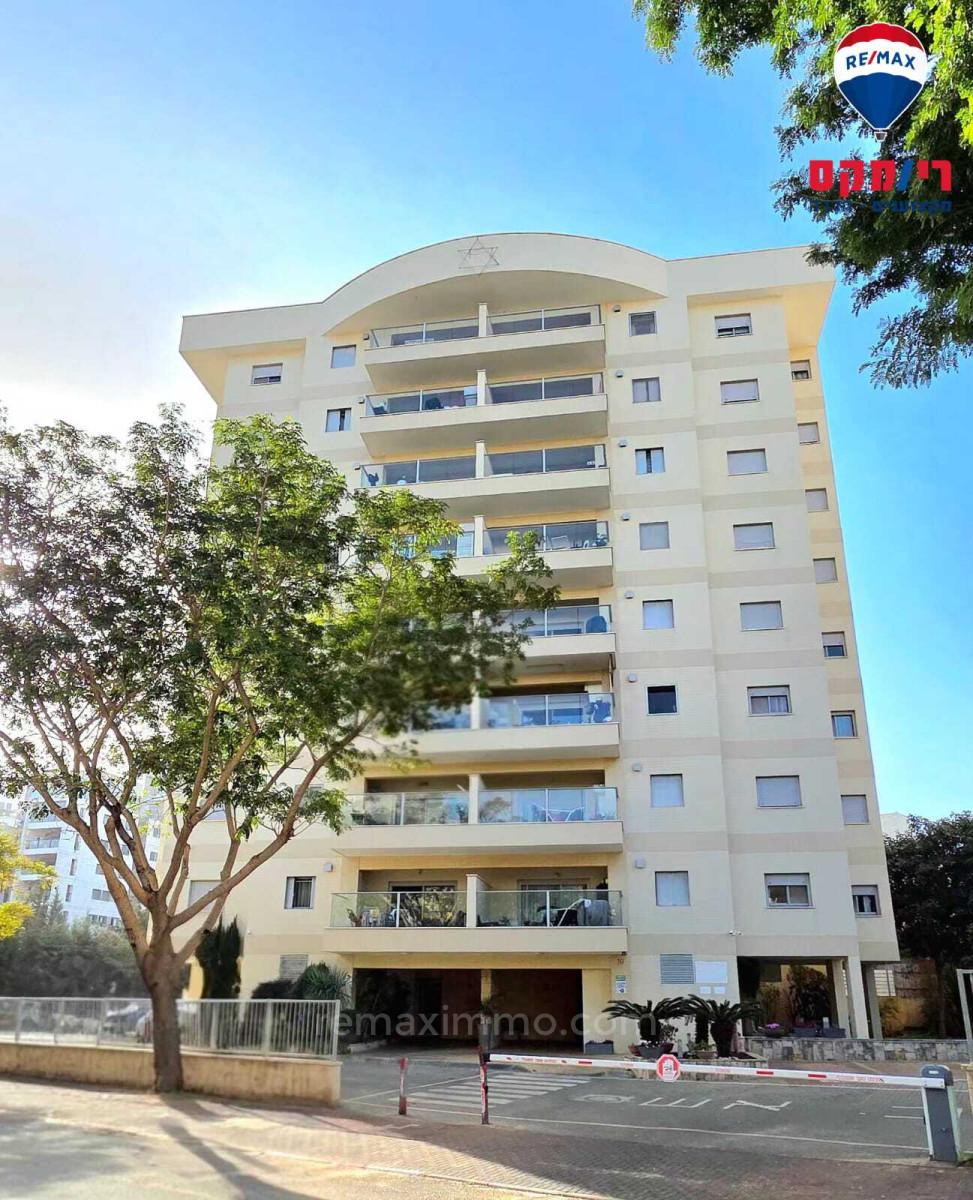 Жилой квартал Affaire exceptionnelle un grand appartement familial de 5 pieces renove a hadera dans le quartier du park