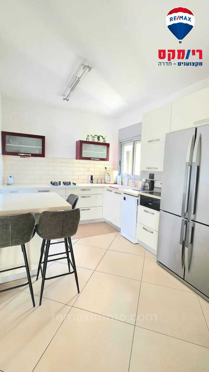 Жилой квартал Affaire exceptionnelle un grand appartement familial de 5 pieces renove a hadera dans le quartier du park