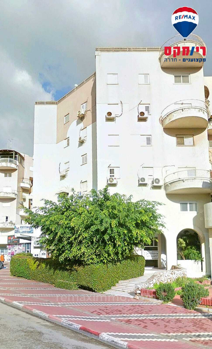 Quartier résidentiel Super affaire ! un appartement de 4 pièces spacieux avec terrasse, ascenseur et parking à l'entrée du quartier prisé haotsar de hadera !