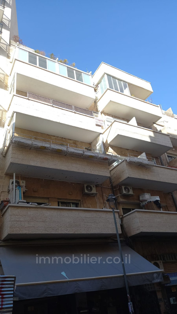 Wohnviertel A vendre beau 3 pieces entierement renove 71m2 centre ville jerusalem 4eme etage terrasse 7m2