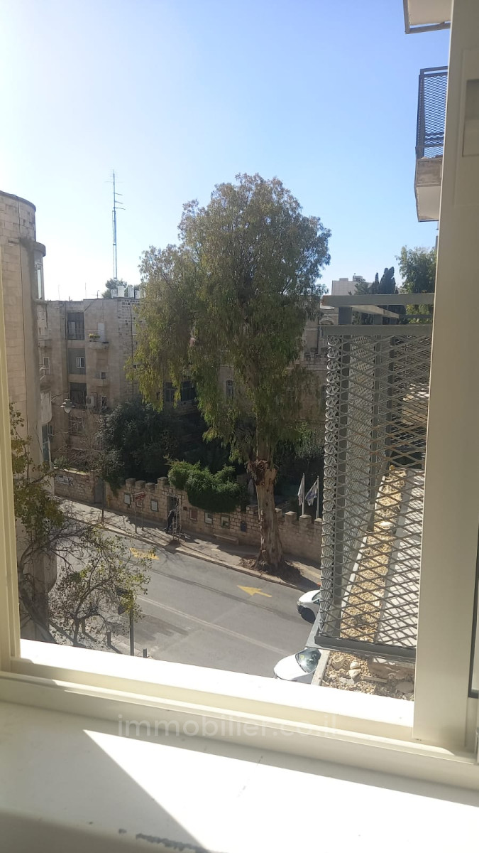 Wohnviertel A vendre beau 3 pieces entierement renove 71m2 centre ville jerusalem 4eme etage terrasse 7m2