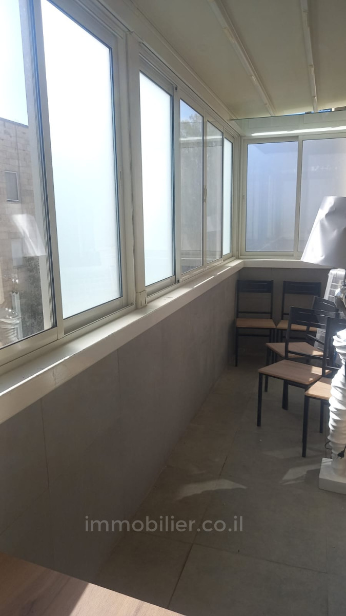 Wohnviertel A vendre beau 3 pieces entierement renove 71m2 centre ville jerusalem 4eme etage terrasse 7m2
