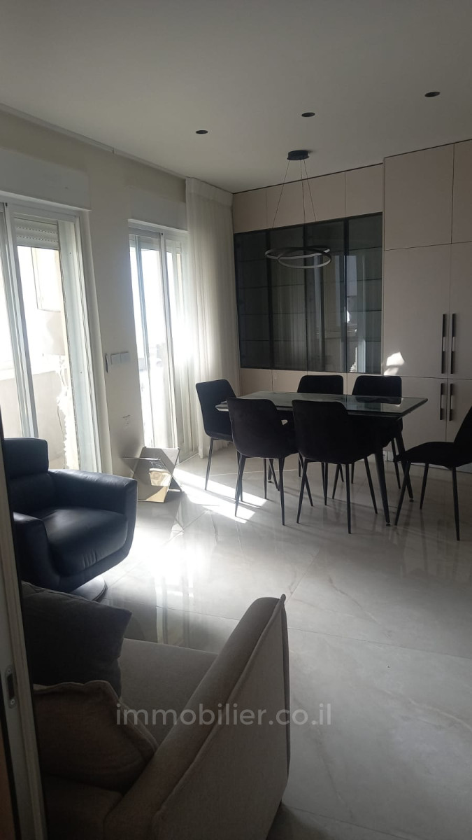 Wohnviertel A vendre beau 3 pieces entierement renove 71m2 centre ville jerusalem 4eme etage terrasse 7m2
