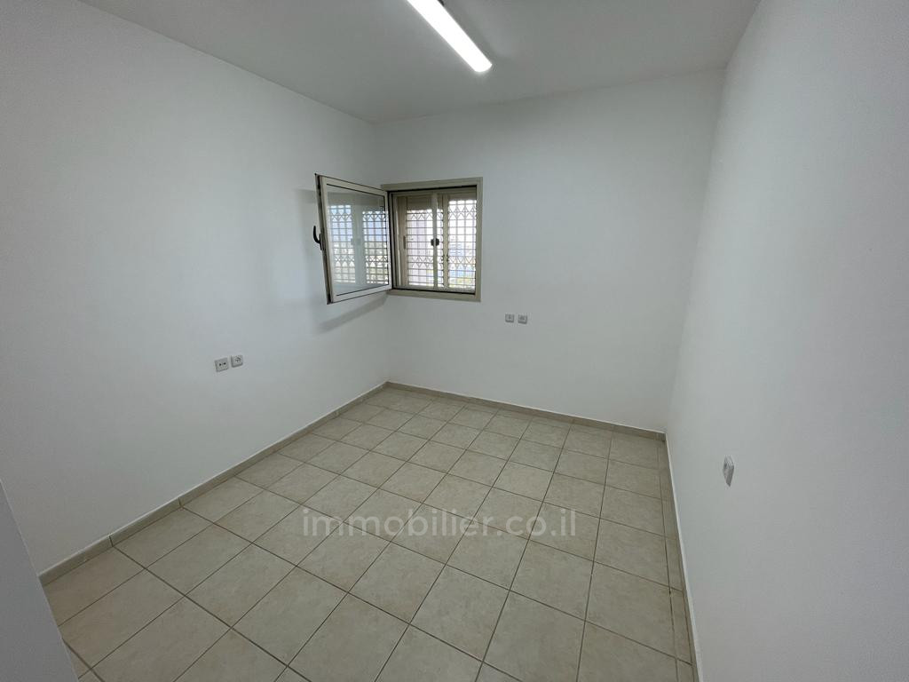 Apartment 4 Rooms Netanya Kiriat Hasharon 457-IBL-1320