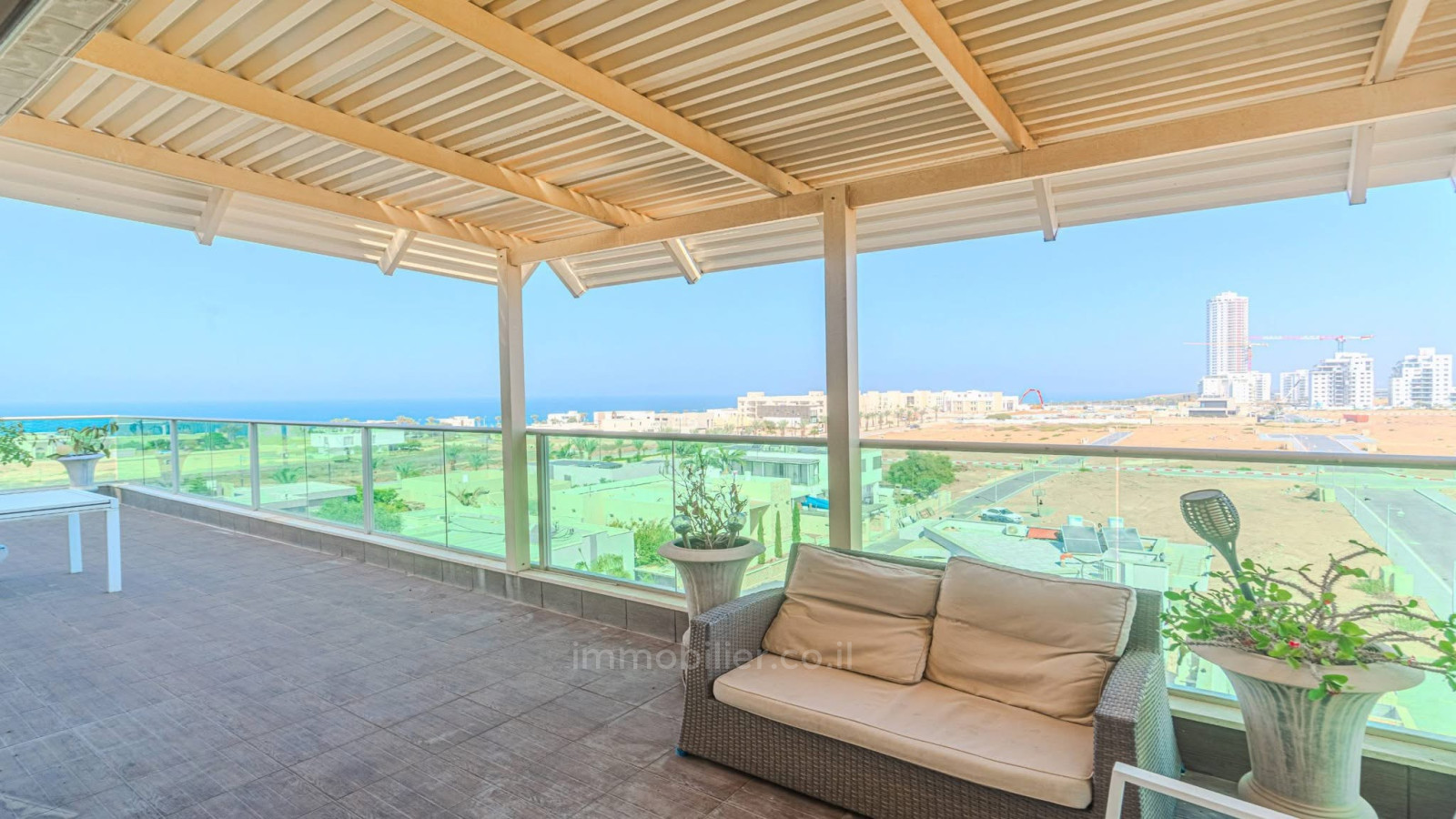 Quartier résidentiel Mini penthouse 5 pieces face à la mer immeuble boutique