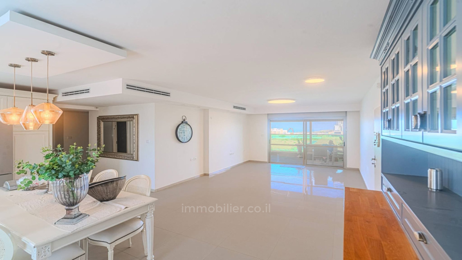 Quartier résidentiel Mini penthouse 5 pieces face à la mer immeuble boutique