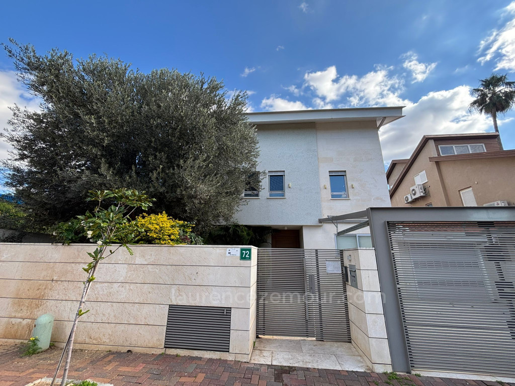 Quartier résidentiel Quartiercalme . est raanana. maison avec  piscine