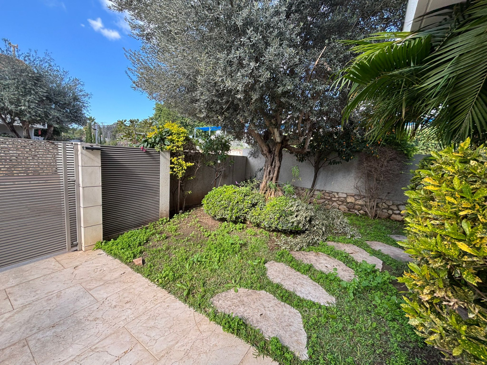 Quartier résidentiel Quartiercalme . est raanana. maison avec  piscine