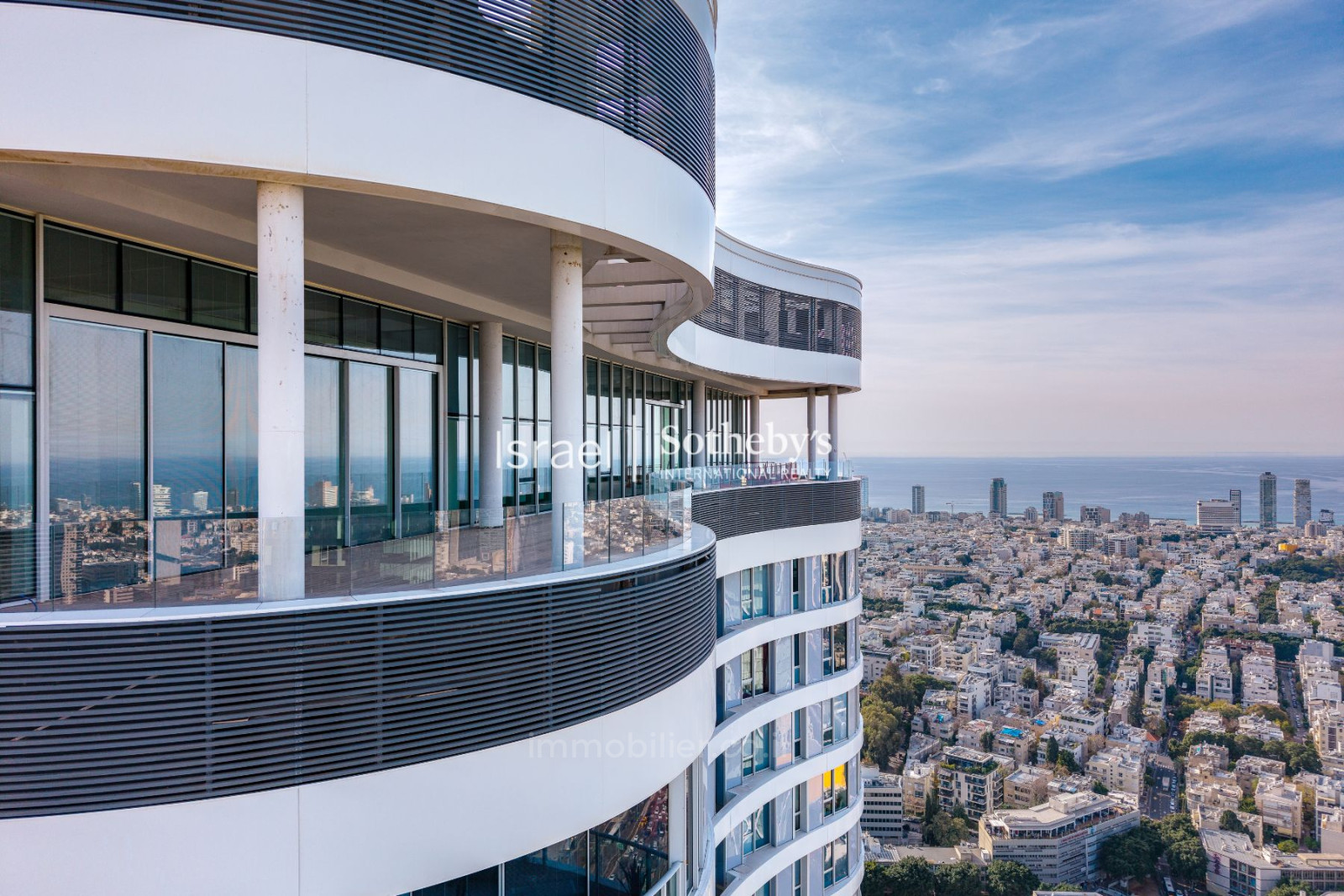 Quartier résidentiel Penthouse avec vue mer panoramique au 47e étage et piscine privée | gindi tlv