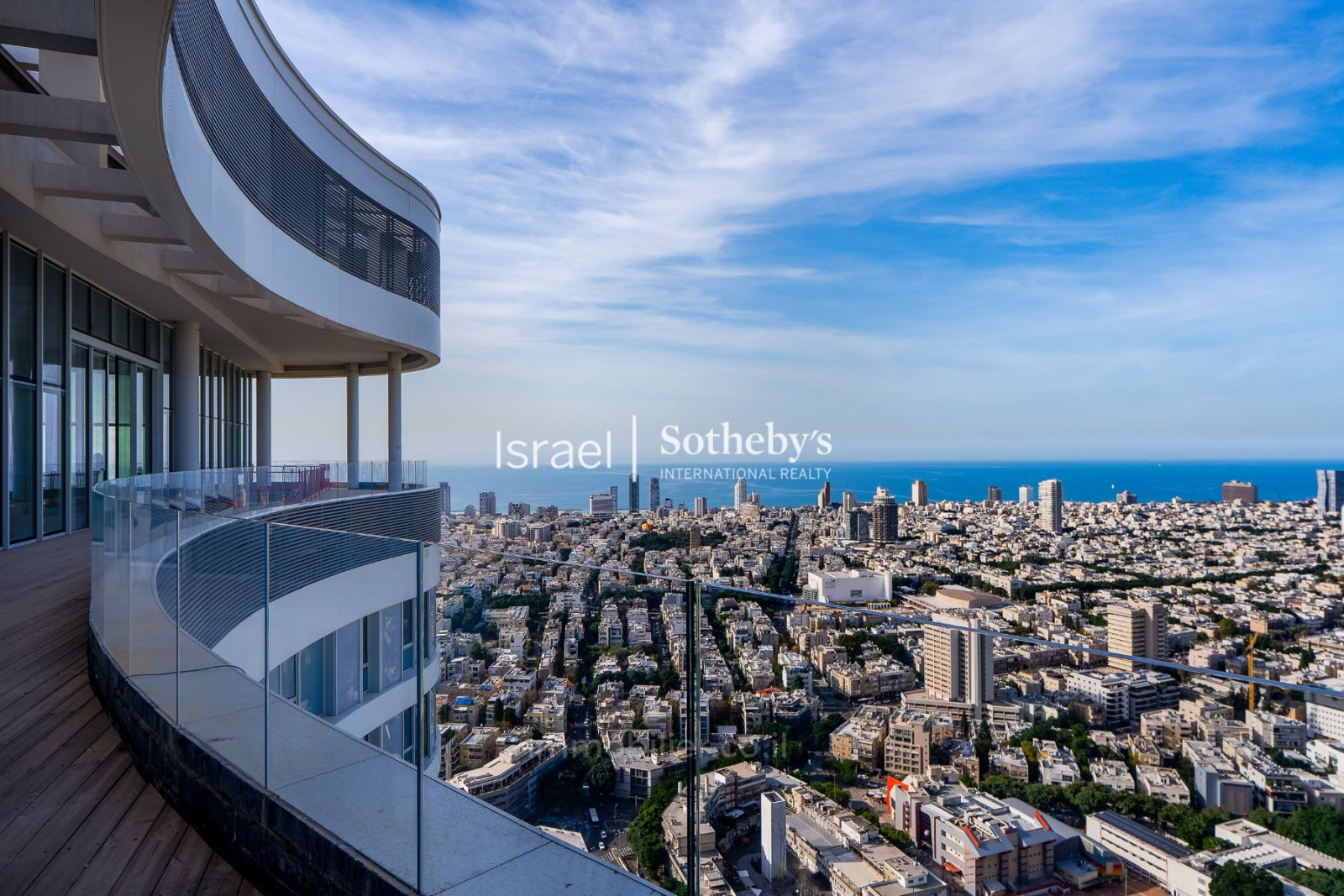 Quartier résidentiel Penthouse avec vue mer panoramique au 47e étage et piscine privée | gindi tlv