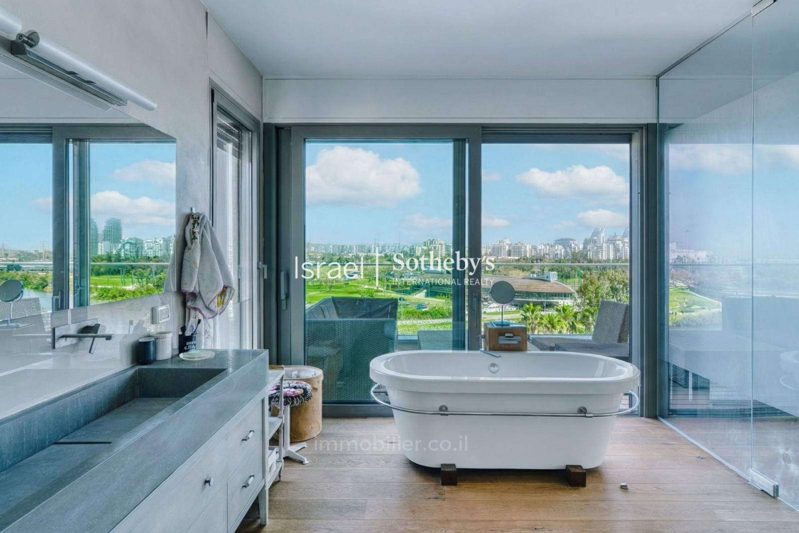 Жилой квартал Penthouse villa occupant un etage entier dans le vieux nord de tel aviv a cote du parc yarkon