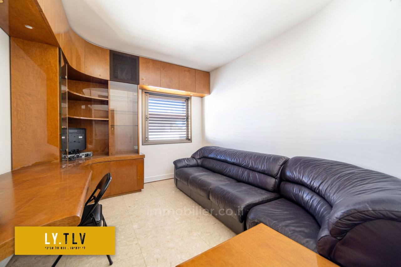 Residential quarter Grand 5 pieces dans une belle avenue a cote de kikar hamedina avec parking