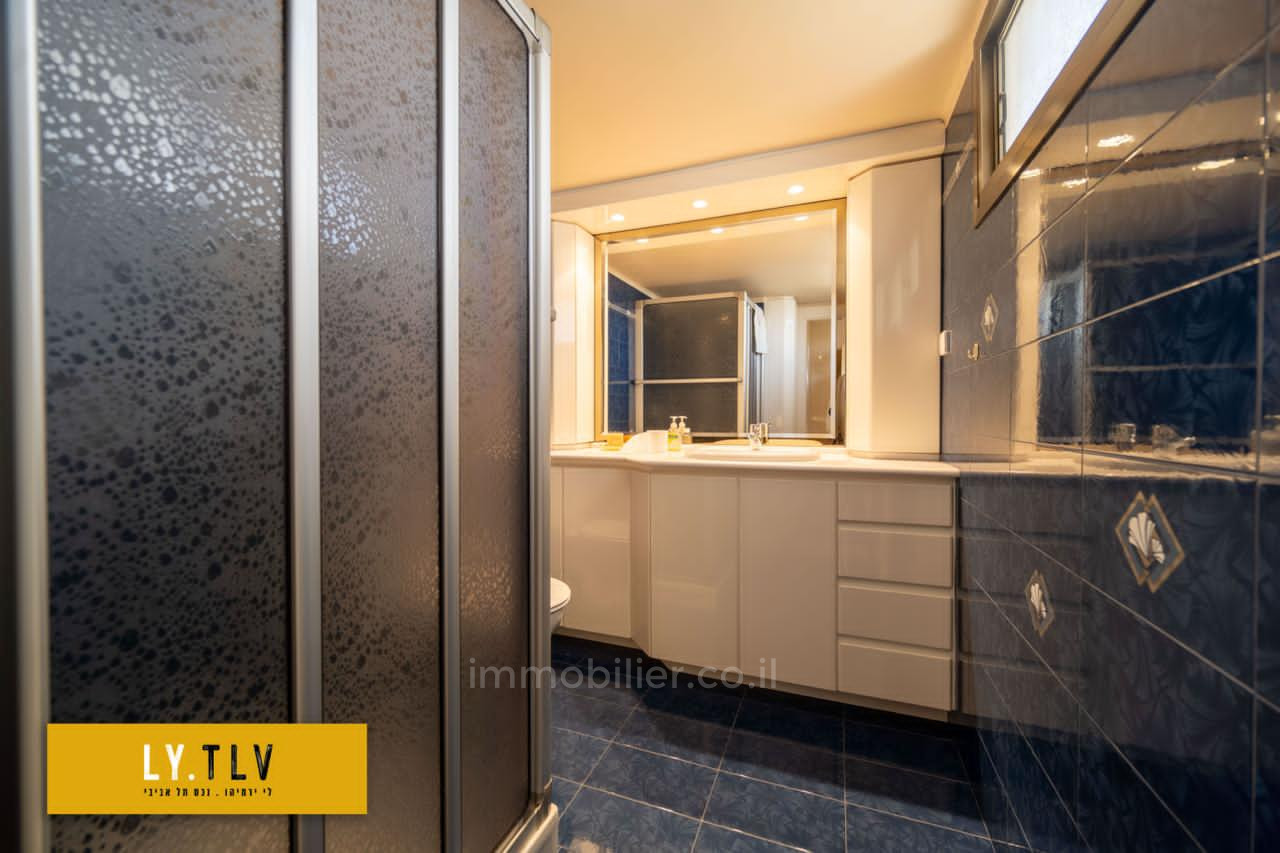 Residential quarter Grand 5 pieces dans une belle avenue a cote de kikar hamedina avec parking