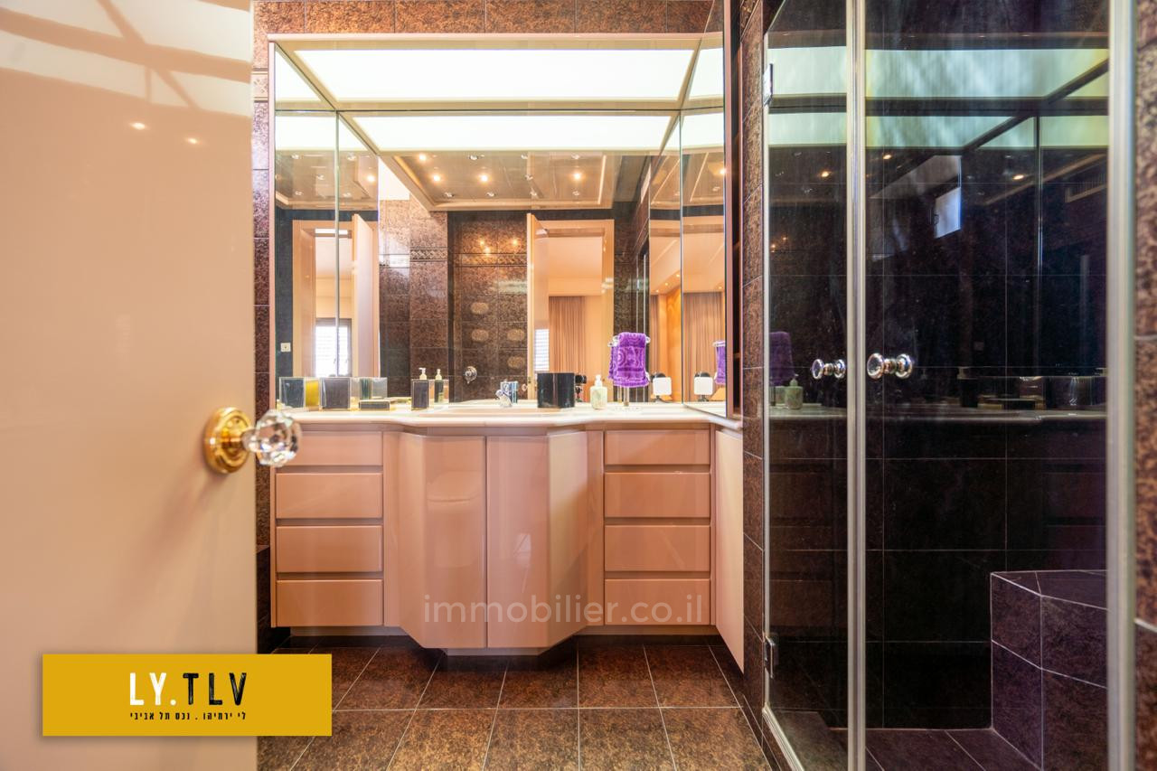 Residential quarter Grand 5 pieces dans une belle avenue a cote de kikar hamedina avec parking