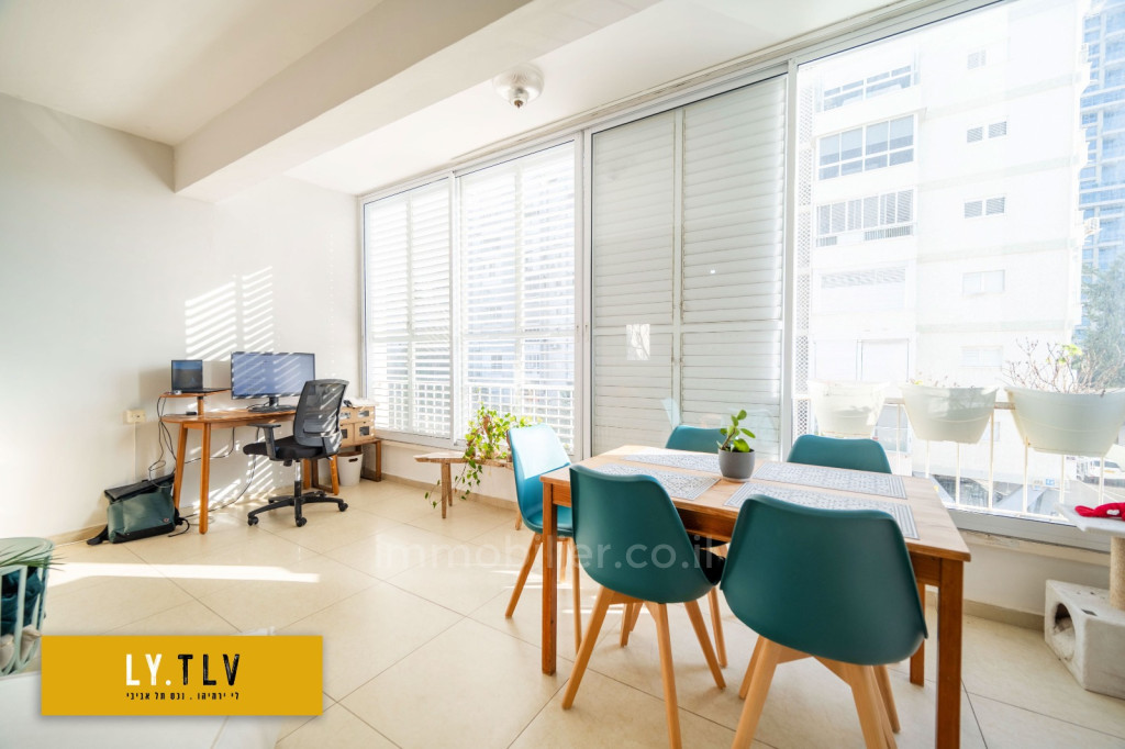 Жилой квартал Beau 2 pieces renove a cote du park hayarkon au calme