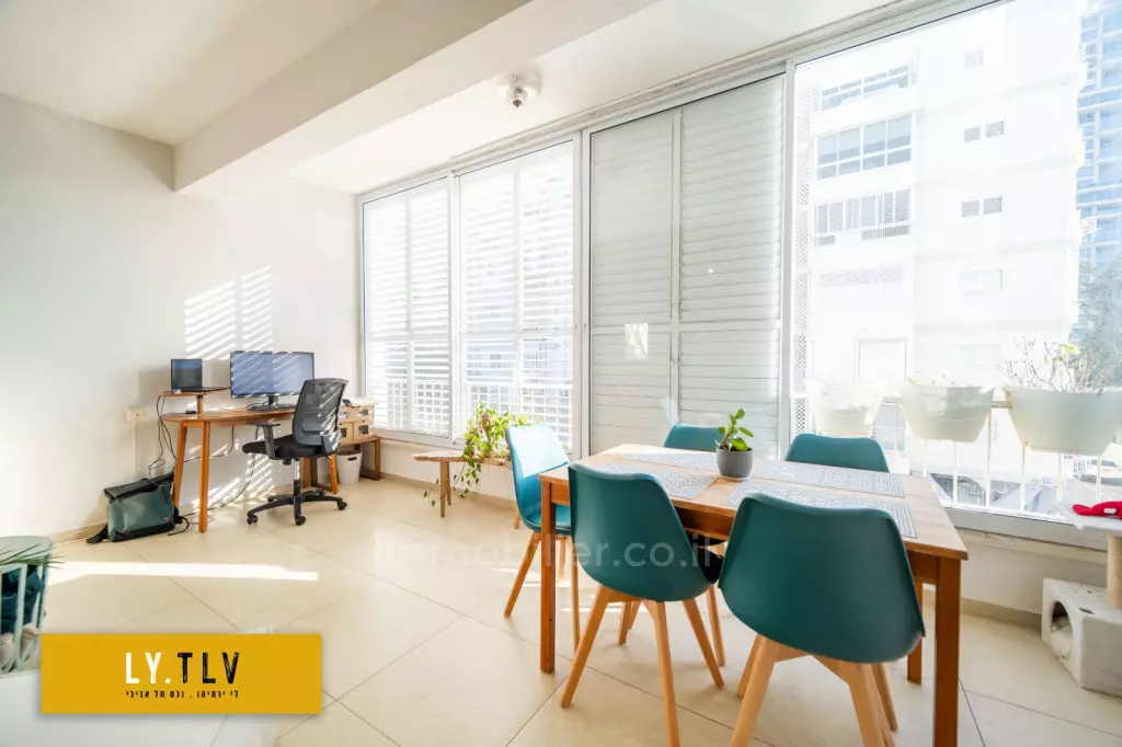 Beautiful renovated 2-room apartment next to Hayarkon Park in a quiet area