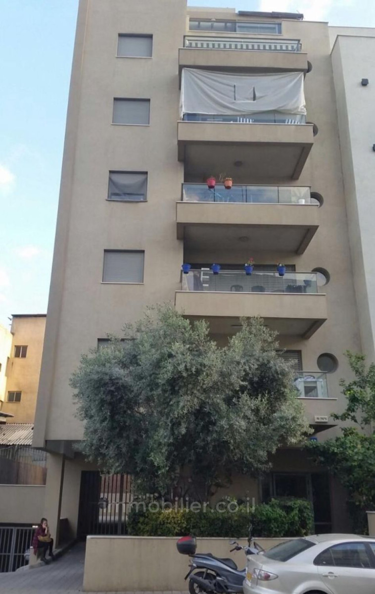 Quartier résidentiel Superbe 3 pieces dans un immeuble neuf avec parking et mamad a cote de sarona