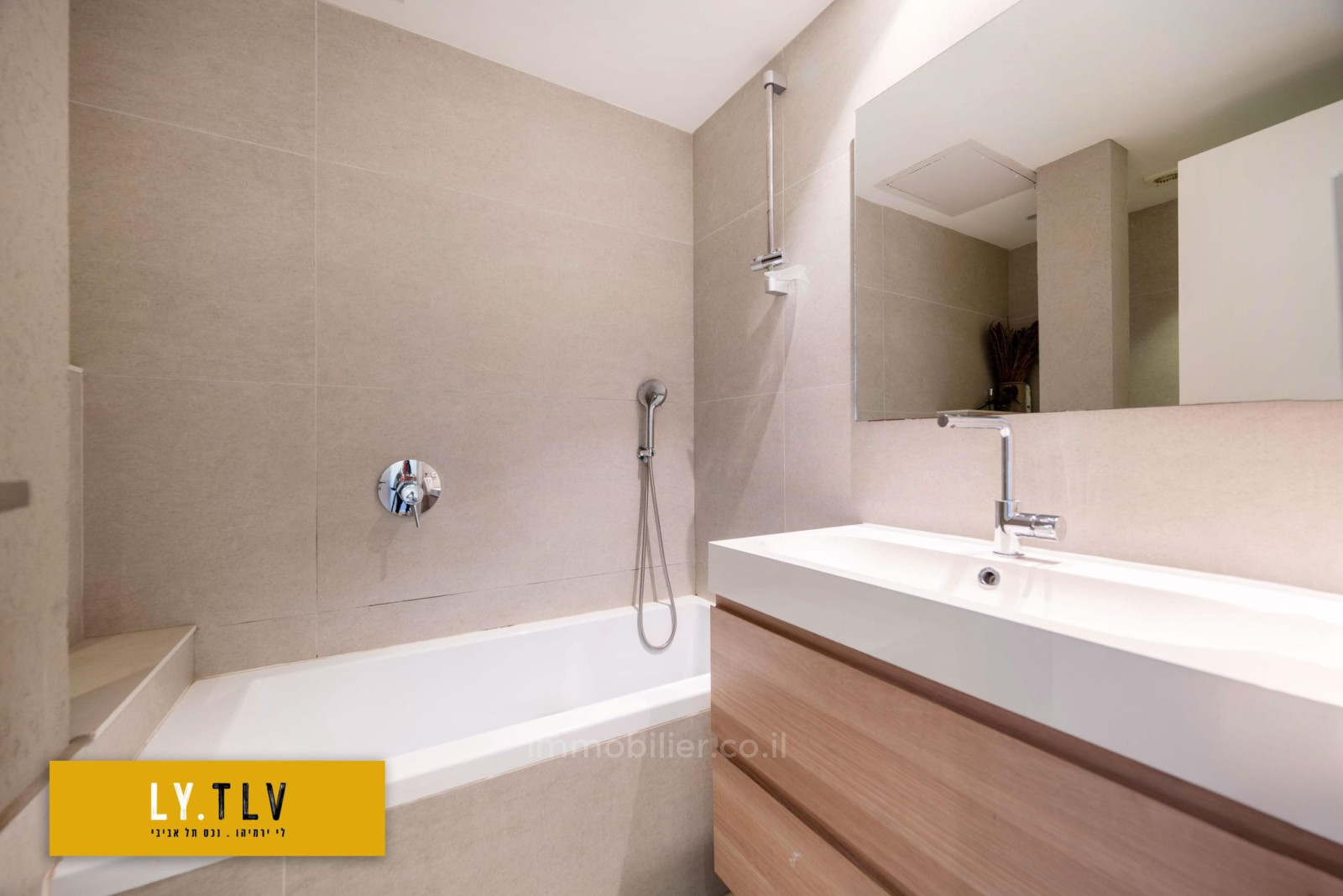 Wohnviertel Superbe 4 pieces renove architecturellement a deux pas du parc dans un immeuble avec parking