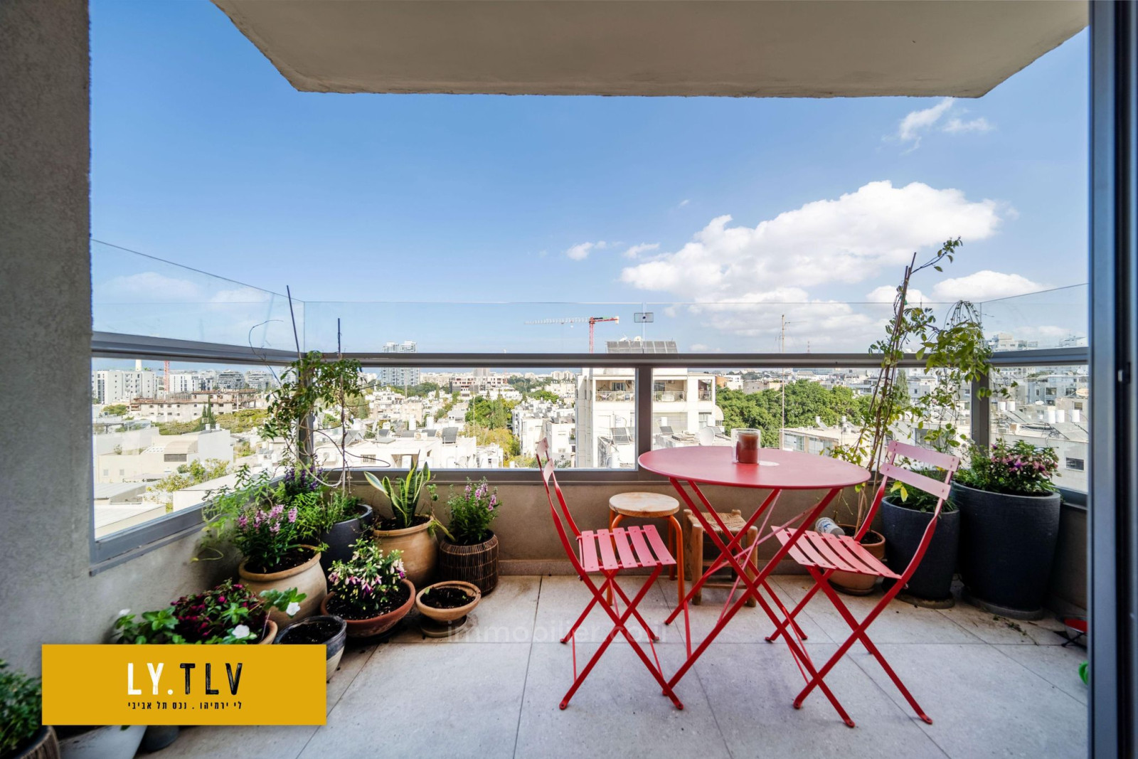 Quartier résidentiel Superbe 4 pieces renove architecturellement a deux pas du parc dans un immeuble avec parking